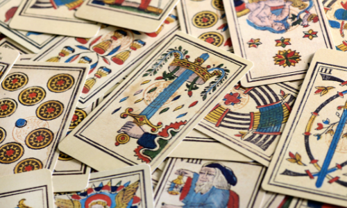 Guia Definitivo de Tarot: Entenda os Arcanos e Como Eles Podem Guiar Sua Vida em 2024